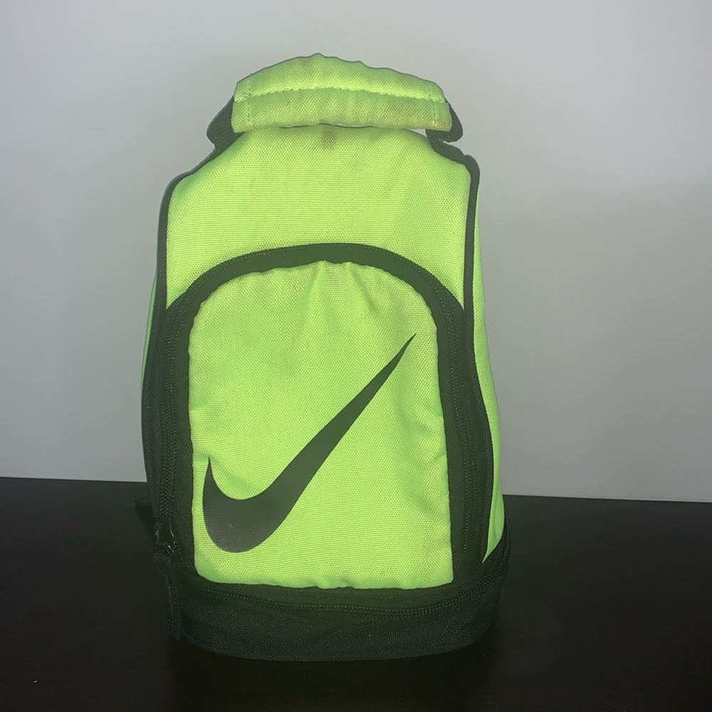 Nike Neon green and black lunch bag

Open to Offers!
